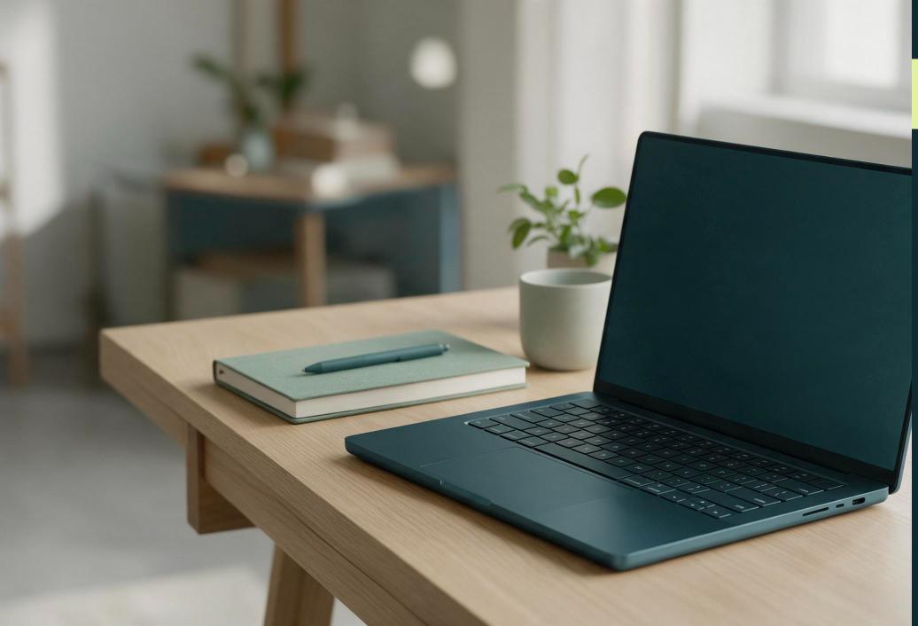 Arbeitsplatz eines Freiberuflers: Laptop, Notizbuch und Kaffeetasse auf einem Holzschreibtisch